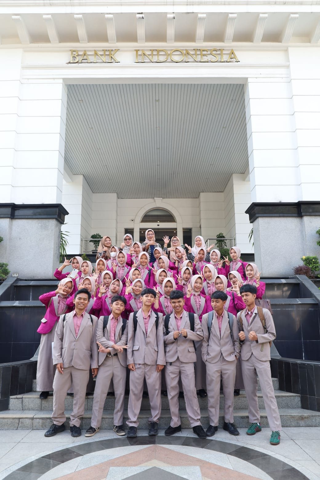 Kunjungan Literasi MPLB SMK Negeri 1 Cilimus bersama Kantor Perwakilan Bank Indonesia Cirebon